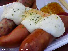 ソーセージ　ラクレットチーズが乗っている